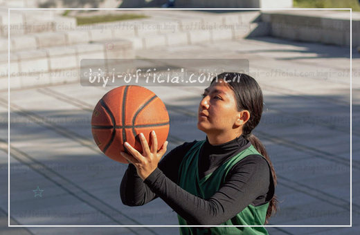 篮球入筐瞬间 比分牌红字闪烁