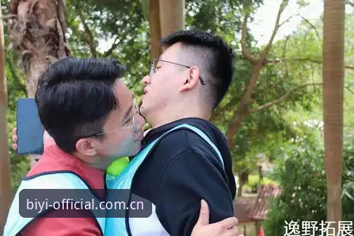 墨同性伴侣拥吻照刷屏事件全解读——从必一体育观赛派对到多元包容的V-J日巧合